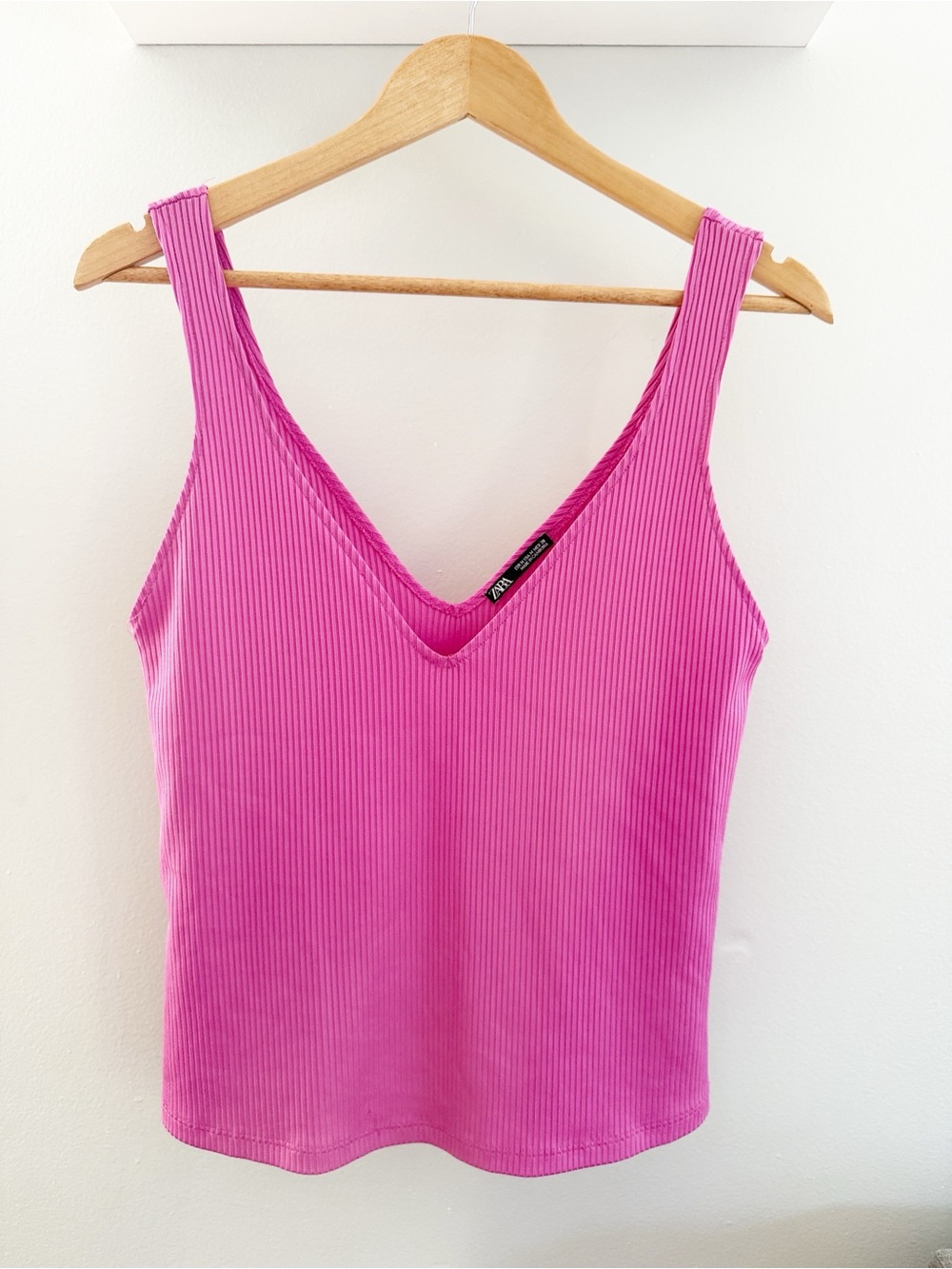 Zara Ribbed V-Neck Tank Top in Magenta pink women’s  size Medium
